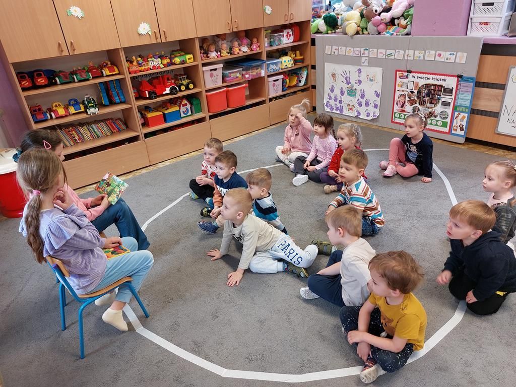 absolwentki przedszkola czytają (1)