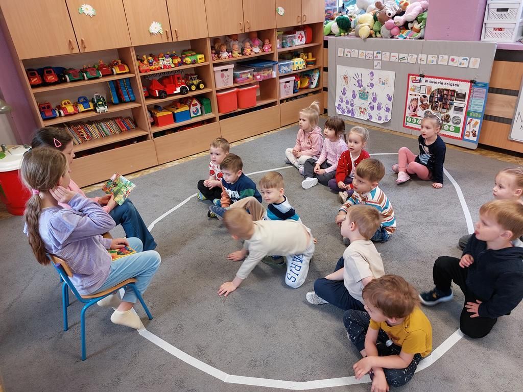 absolwentki przedszkola czytają (2)