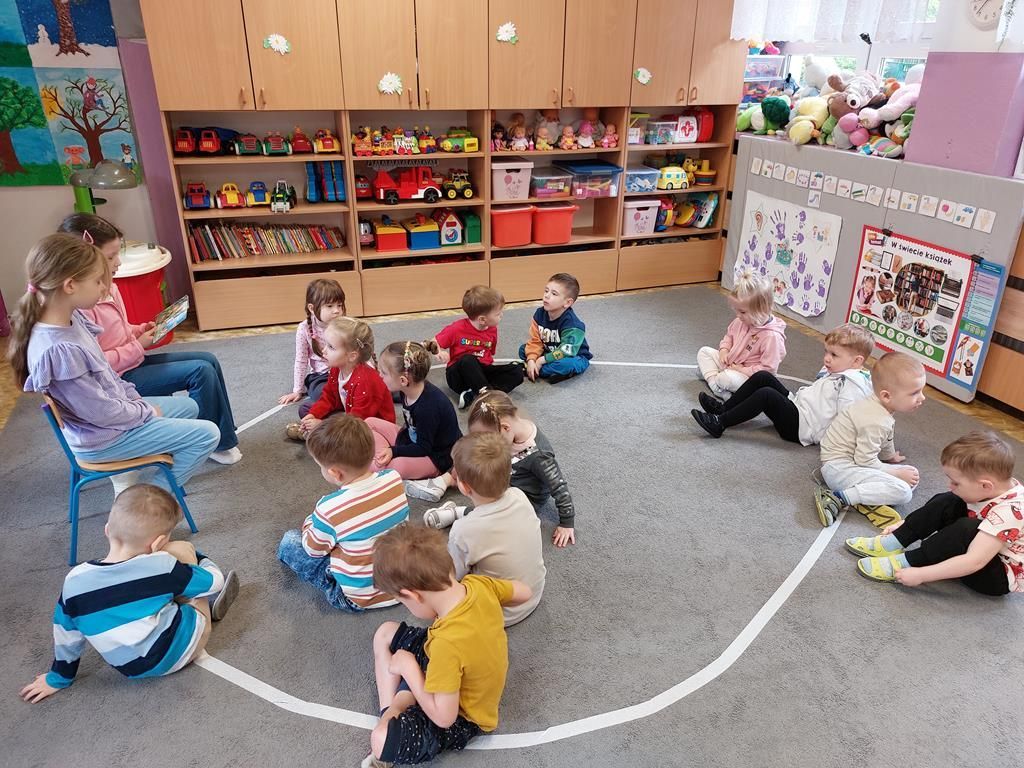 absolwentki przedszkola czytają (5)