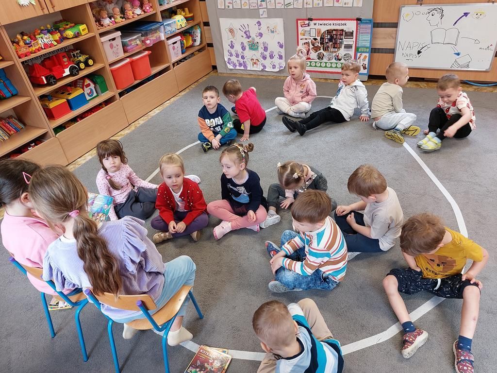 absolwentki przedszkola czytają (6)