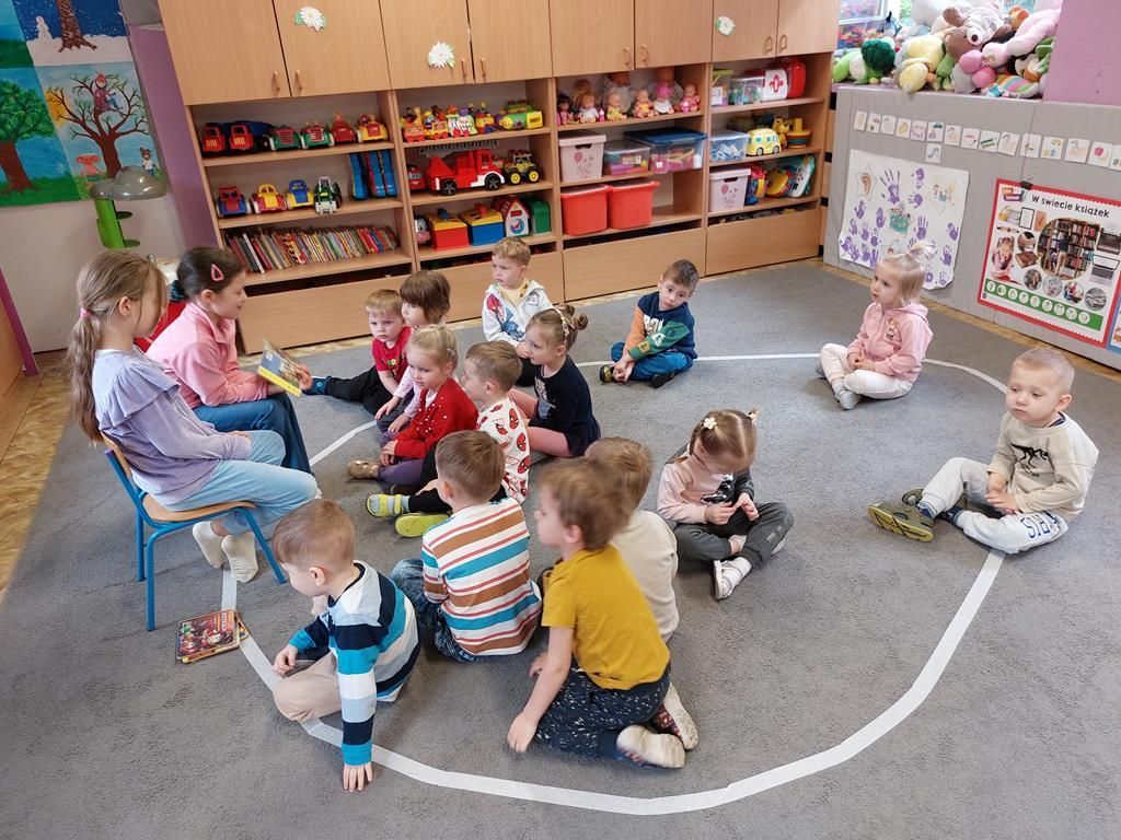 absolwentki przedszkola czytają (3)