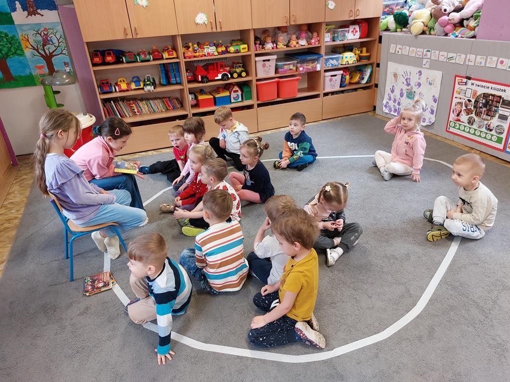 absolwentki przedszkola czytają (4)